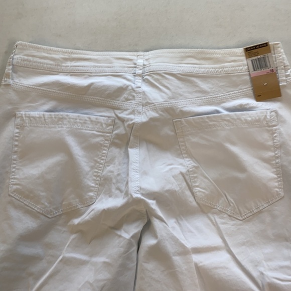 Size 10 DKNY white jeans with adjustable bottoms. - Picture 6 of 6